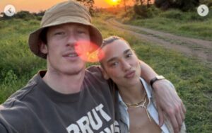 (ФОТО) СЕ ОМАЖИЛА ДУА ЛИПА: Пејачката му рекла „Да“ на актерот, а за тоа што носела ќе се зборува
