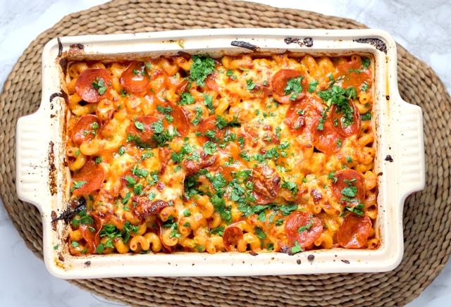 Златни потпечени макарони со павлака и јогурт: Брз и вкусен оброк од рерна