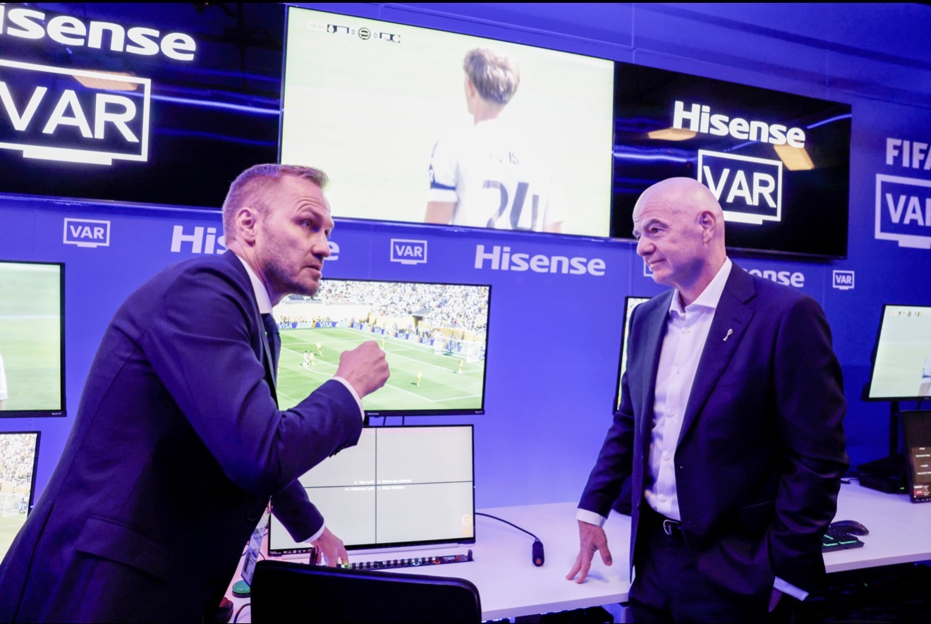 Hisense RGB MiniLED инсталиран во IBC центарот за FIFA World Cup 2026™ – Претседателот на FIFA го тестира VAR системот на лице место