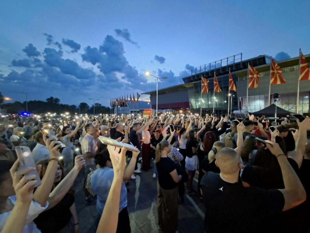 (ФОТО+ВИДЕО) Ѕвездено небо и „Некогаш и негде“ пред платото на „Борис Трајковски“ – последен поздрав за Владо Јаневски
