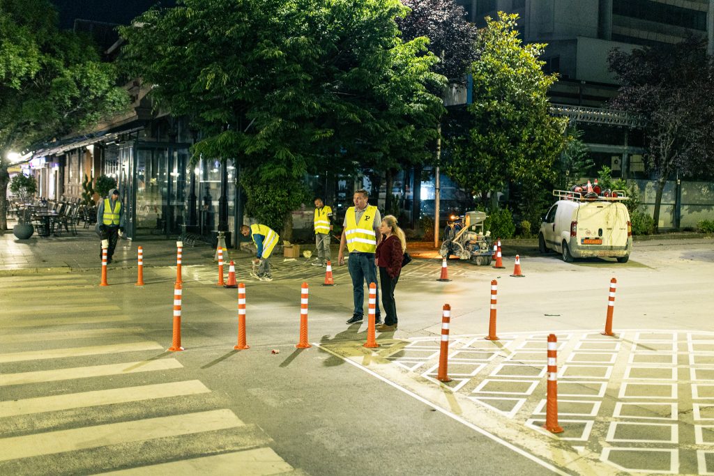 ВО ТЕК СЕ АКТИВНОСТИТЕ ЗА ПОСТАВУВАЊЕ ПЕШАЧКИ СЕМАФОРИ, СЕ РАБОТИ ВО НОЌНИТЕ ЧАСОВИ ЗА ДА НЕМА ЗАСТОЈ ВО СЕКОЈДНЕВИЕТО