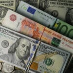 Русите се враќаат на готовината, побарувачката за девизи расте