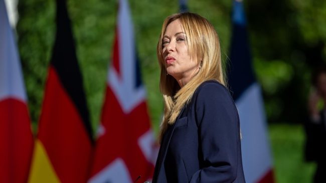 ТРАМП И МЕЛОНИ СЕ СМИРИЈА НА САМИТОТ НА Г7