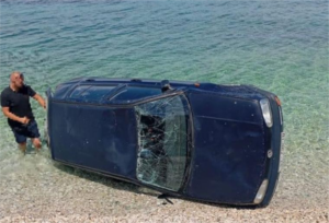 Автомобил заврши превртен во морето кај Брач