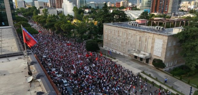 И ПОКРАЈ ПРОТЕСТИТЕ, ЌЕ СЕ ГРАДИ ЛУКСУЗНOTO ОДМОРАЛИШТЕ НА КУШНЕР ВО АЛБАНИЈА, РЕЧЕ РАМА