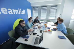 Амбасадорката Дрекслер го посети новиот логистички центар на Lidl во Куманово – пример за современа германска инвестиција и одржлив развој