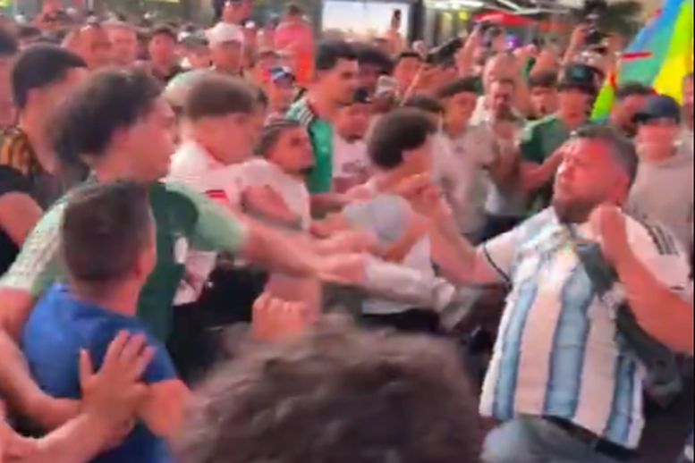 Непријатни сцени пред мечот на Аргентина: Тепачка меѓу навивачи во срцето на Њујорк (ВИДЕО)