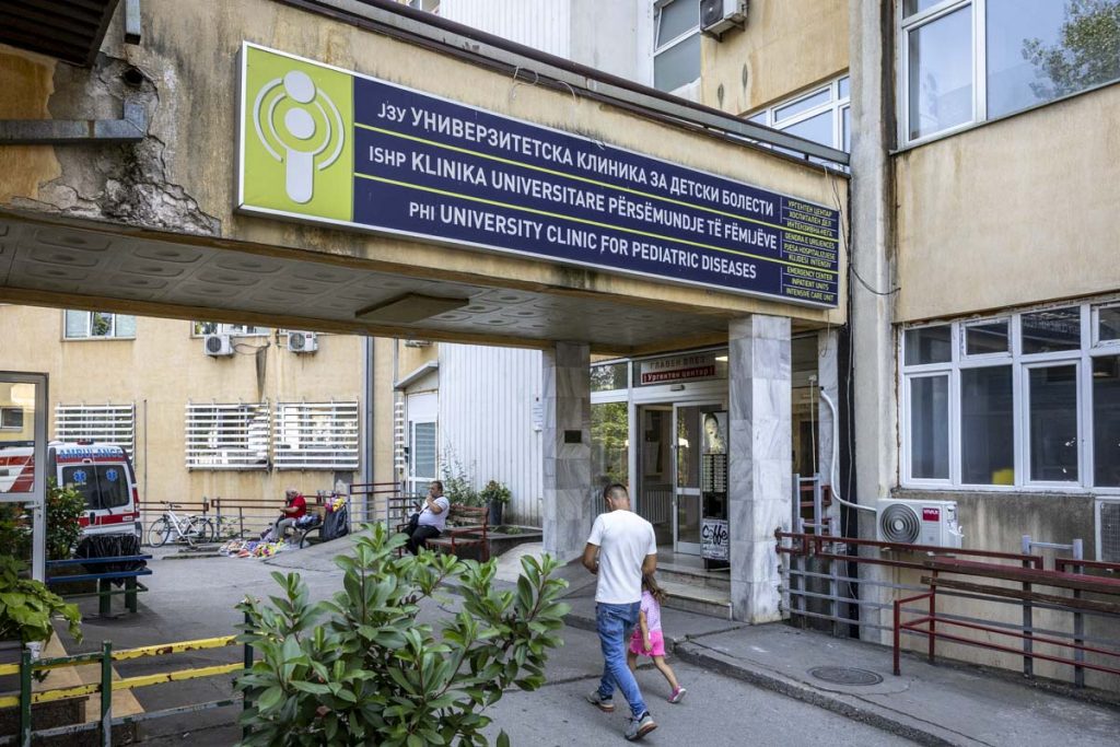 Детската клиника во Скопје се соочува со недостиг на кадар – речиси половина од медицинските сестри не можат да дежураат