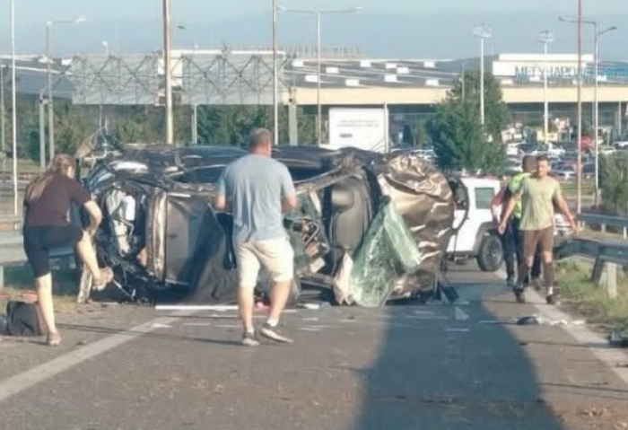 Едно возило се преврте во тешка сообраќајка утринава, повредени повеќе лица
