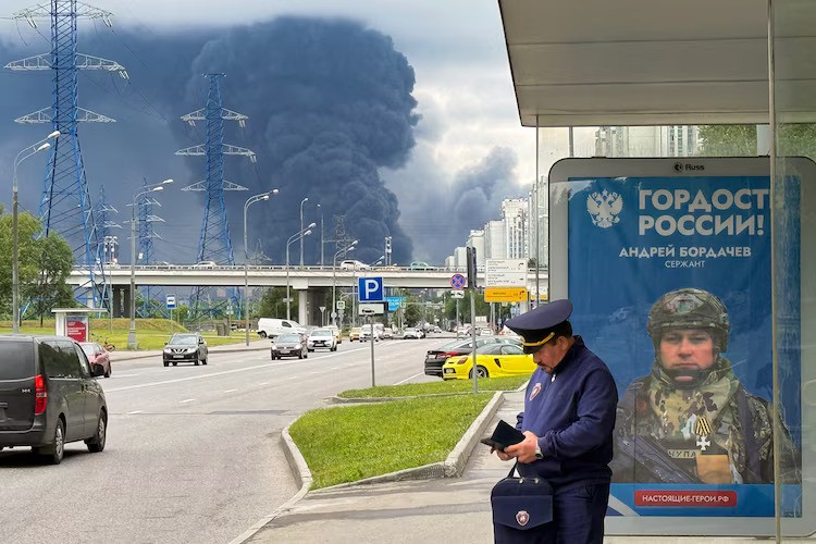 Украина повторно ја погоди московската рафинерија, Зеленски порача дека тоа е одговор на руските напади
