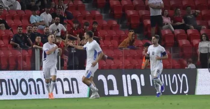 Фудбалер на Израел провоцираше и предизвика мешаница во Албанија (ВИДЕО)