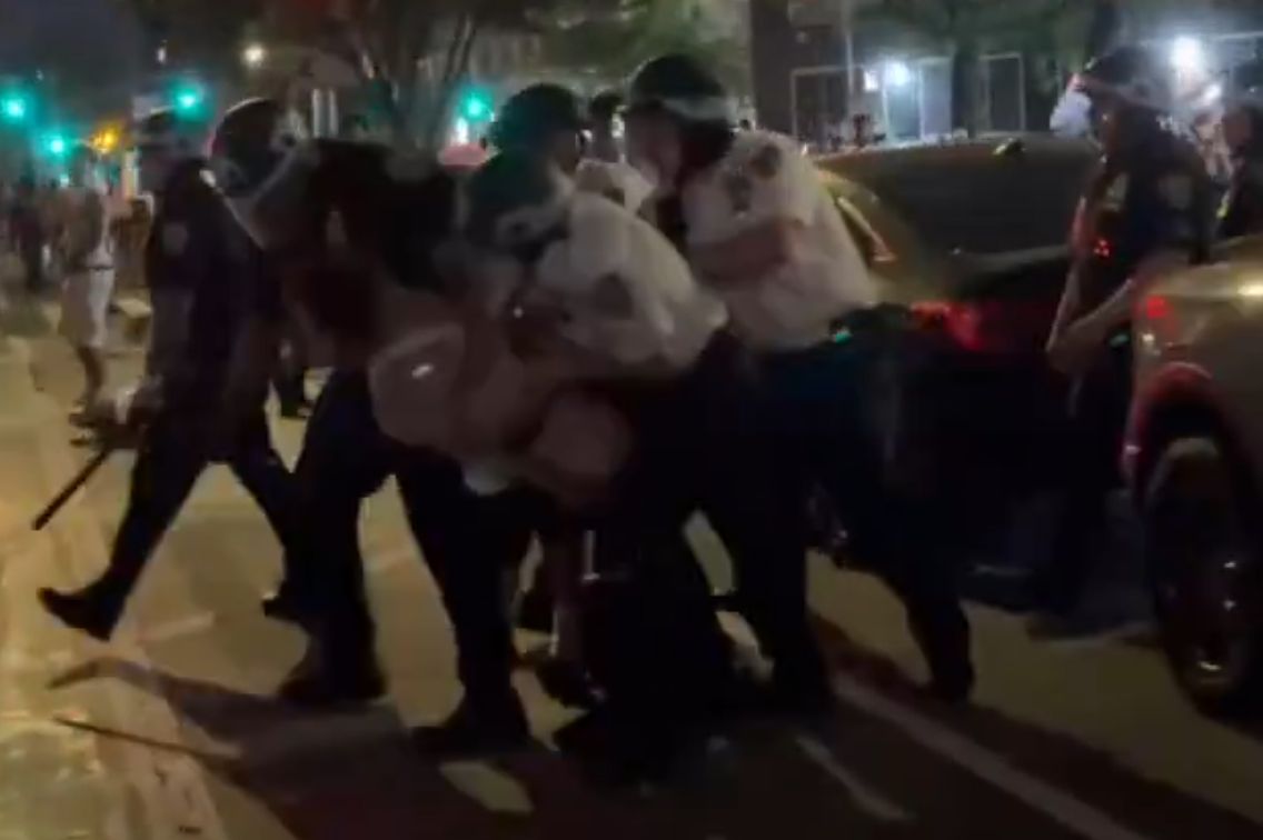 Ужас во Њујорк: Тинејџер застрелан на прославата на титулата на Никс (ВИДЕО)