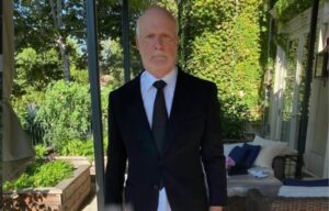 Тажна вест – Режисерот на серијата „Вил и Грејс“, Џејмс Бароус, починал на 85-годишна возраст
