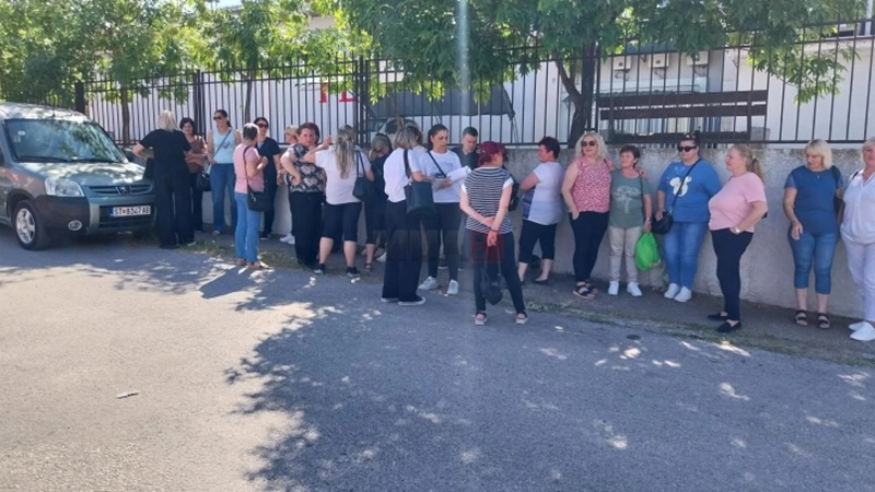 Над 100 штипски текстилци си ги бараат неисплатените плати и придонеси што од лани им ги должат две конфекции
