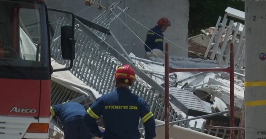Станбена зграда се урна во Атина, спасувачите пронајдоа четири лица во урнатините