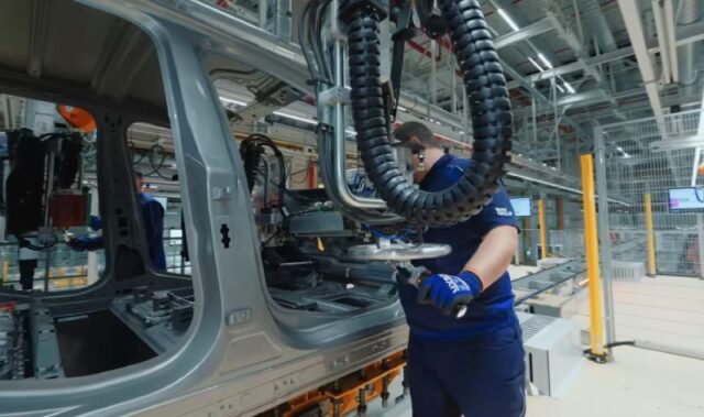BMW започнува разговори со вработените по намалените деловни прогнози