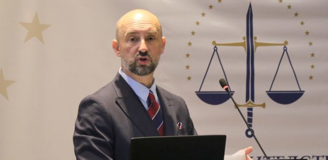 КОГА ГРАЃАНИТЕ ЌЕ ЈА ЗАГУБАТ ДОВЕРБАТА, ПОЛЕСНО ПРИФАЌААТ АВТОРИТАРНИ ВЛАДЕЕЊА, КАЖА ПОРТУГАЛСКИОТ ОБВИНИТЕЛ ДЕ КАРВАЈО НА ПРЕТСТАВУВАЊЕ НА СТРАТЕГИЈАТА ЗА ТРАНСПАРЕНТНОСТ НА ДРЖАВНОТО ОБВИНИТЕЛСТВО