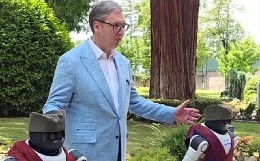(ВИДЕО) Вучиќ ги покажа српските роботи Милутин и Драгутин