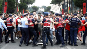 Продолжуваат протестите во Албанија против планираниот туристички комплекс на зетот на Трамп