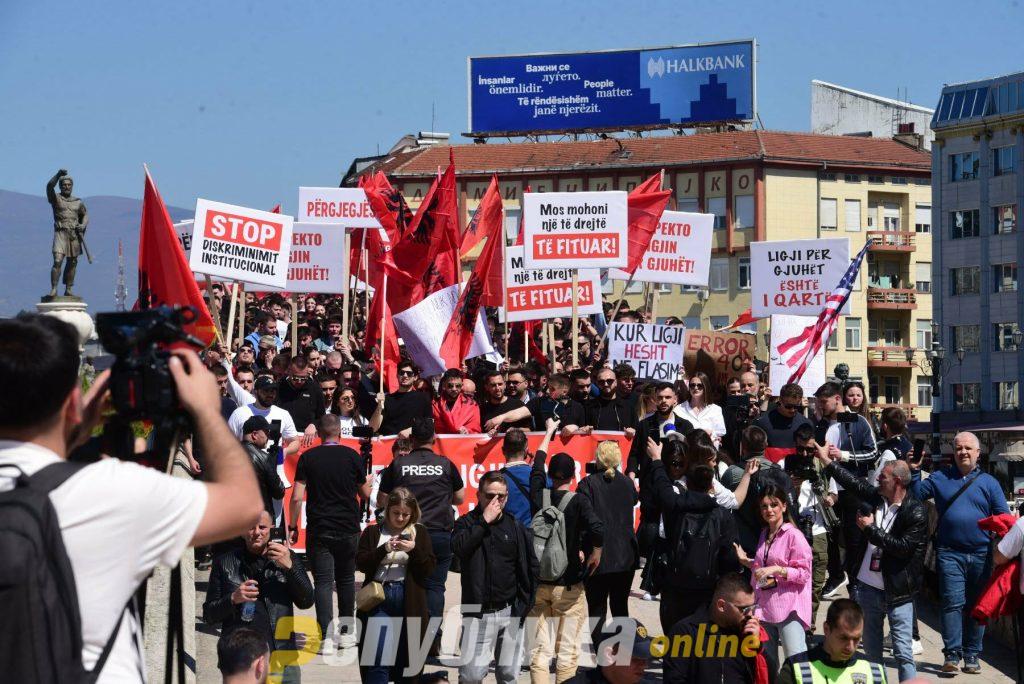 Двојните стандарди на Рама: Не сака Албанци од Македонија на протест во Тирана, ама не му пречат Албанци од Албанија на протест во Скопје