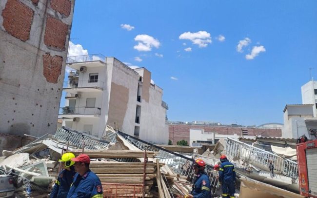 ВО ЦЕНТАРОТ НА АТИНА СЕ УРНА ПЕТКАТНА СТАНБЕНА ЗГРАДА, НЕМА ПОВРЕДЕНИ