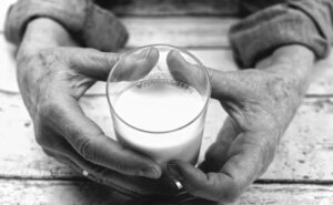 Науката тврди: Овој пијалок го хидрира телото најдобро – подобро од водата