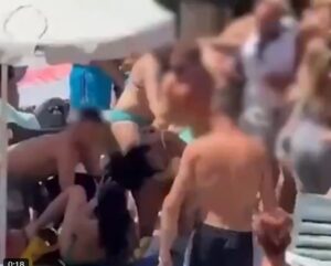 ВИДЕО: Масовна тепачка за лежалки во Шпанија, настрада носот на 13-годишно девојче