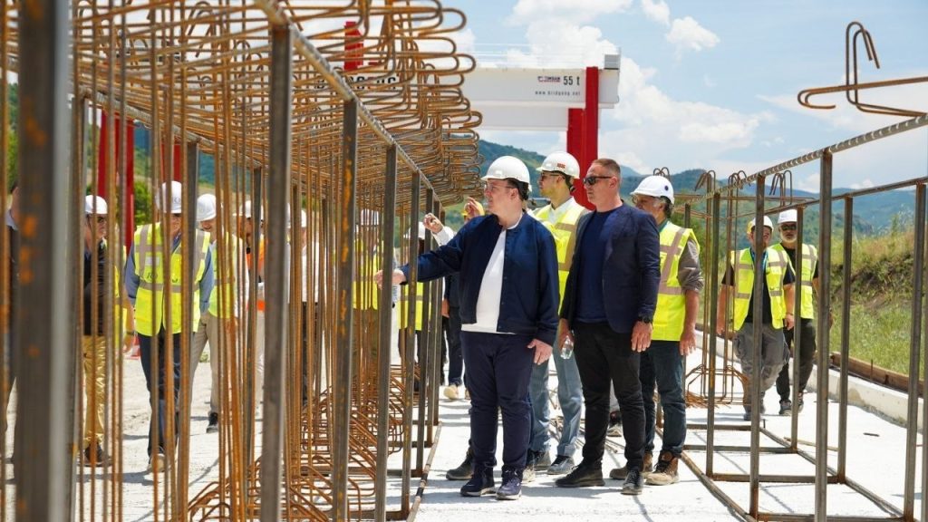 Со 29 мостови и 15 тунели втората делница е градежен и инженерски подвиг, вели Николоски по увидот на пругата Скопје-Софија, која интензивно се гради