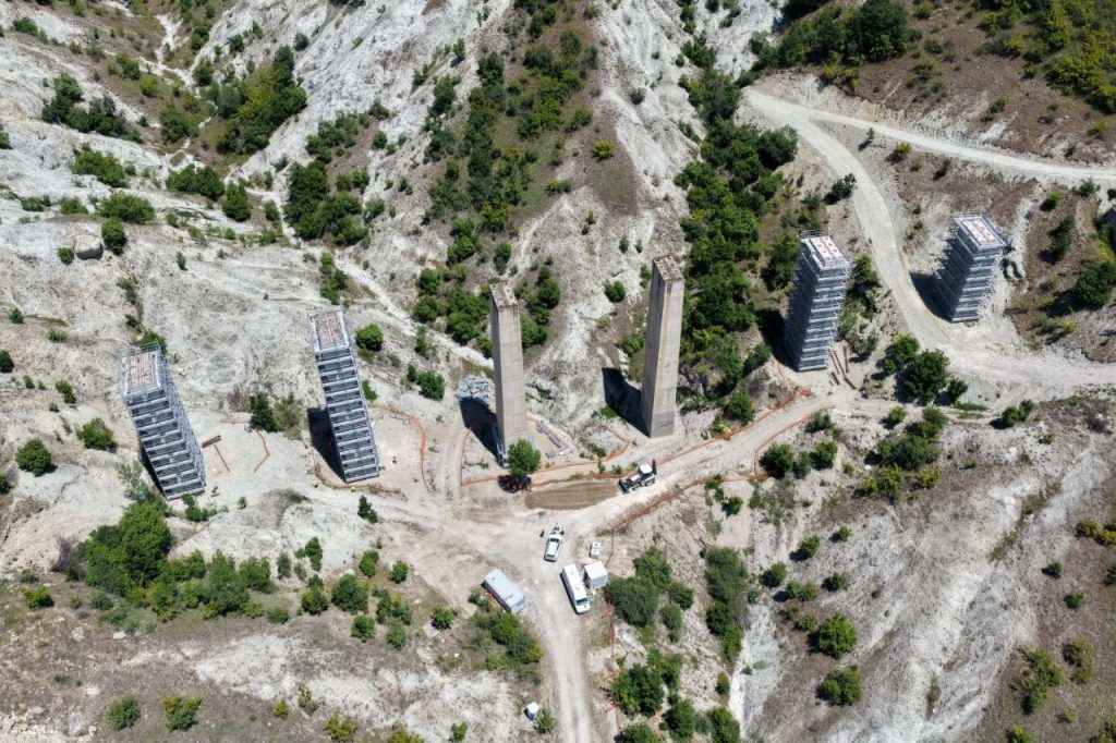 Николоски: Интензивно се гради пругата Скопје-Софија, со 29 мостови и 15 тунели втората делница е градежен и инженерски подвиг