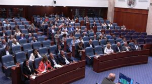 Собранието ја констатира оставката на вицепремиерот Арбен Фетаи
