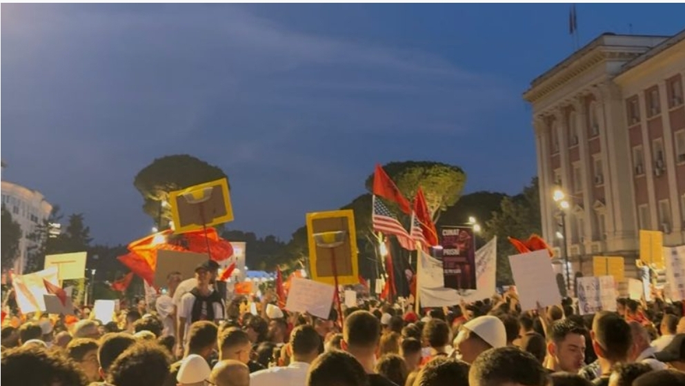 „Албанија не е на продажба“, масовен протест во Тирана против проектот на Кушнер