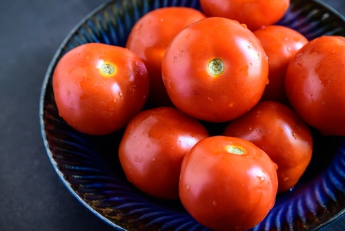 Купивте  домат сто нема вкус? Еве што му ја дава сладоста како да е набран од градината
