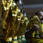 Бразилски занаетчија изработува реплики на трофеите од СП