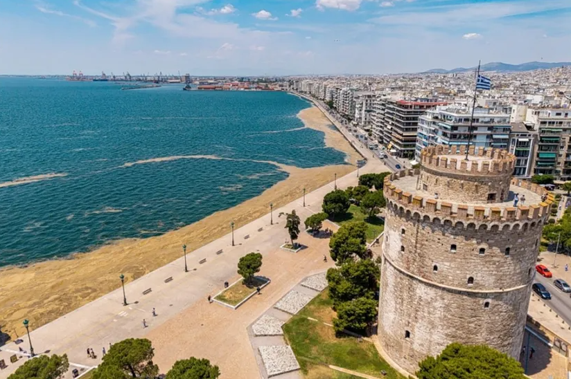 ПАНИКА ВО ГРЦИЈА! Морето во близина на Солун одеднаш стана целосно ЗЕЛЕНО: Еве што се случува!