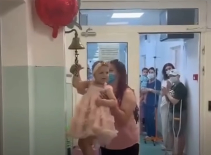 Победничкото ѕвонче повторно заѕвони на Детската клиника – малата Ана ја заврши својата најтешка битка