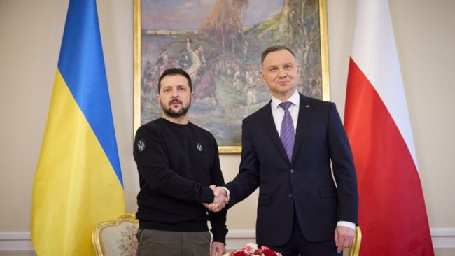 ПОЛСКА МУ ГО ОДЗЕДЕ НАЈВИСОКИОТ ДРЖАВЕН ОРДЕН НА ЗЕЛЕНСКИ ПОРАДИ ИСТОРИСКИ СПОР ОД ВТОРАТА СВЕТСКА ВОЈНА