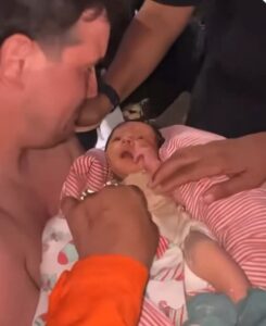 ВИДЕО: Новороденче извлечено од урнатините во Венецуела, бројот на исчезнати надминува 55 илјади