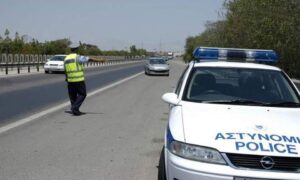 Грција со построги сообраќајни казни: туристите да внимаваат на црвено светло, појас, телефон и брзина