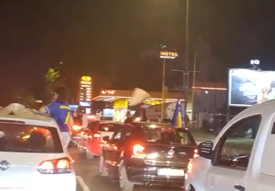 Лудница во Сараево: Се слави победата на БиХ (ВИДЕО)