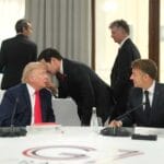 Трамп доцнеше еден час на седницата на самитот на Г7, и шегувајќи се рече дека „тој е шефот“(ВИДЕО)