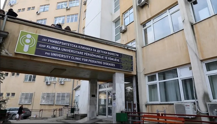 Шест месеци работа без плата и без продолжен договор – вработените од Детска клиника на протест