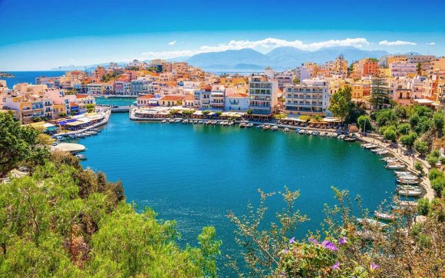 ГРЦИЈА ГИ АПСИ ТАКСИСТИТЕ ШТО ГИ МАМАТ ПАТНИЦИТЕ НА КРИТ