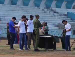 ВИДЕО: Властите во Куба делат Калашникови на цивили поради страв од можна воена интервенција на САД