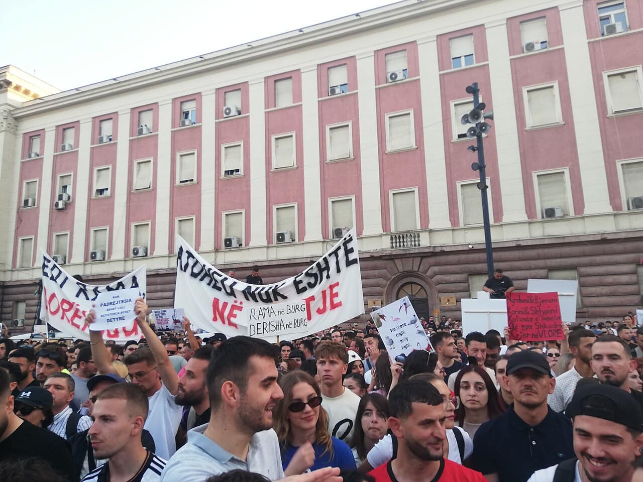 ТИРАНА СИНОКА ПО 11-ТИ ПАТ НА НОЗЕ ЗА ОСУДА НА ПОЛИТИКИТЕ НА РАМА: Масовните протести против проектот на Кушнер разоткрија поголемо граѓанско незадоволство