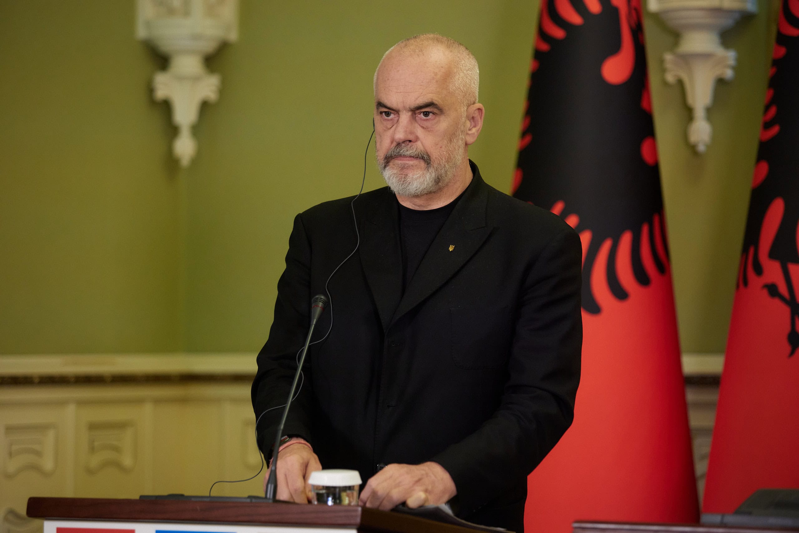 ИРАН МУ ОДГОВОРИ НА ЕДИ РАМА: Не, фламингата не се ирански тајни агенти, но, барањата на албанските граѓани се легитимни