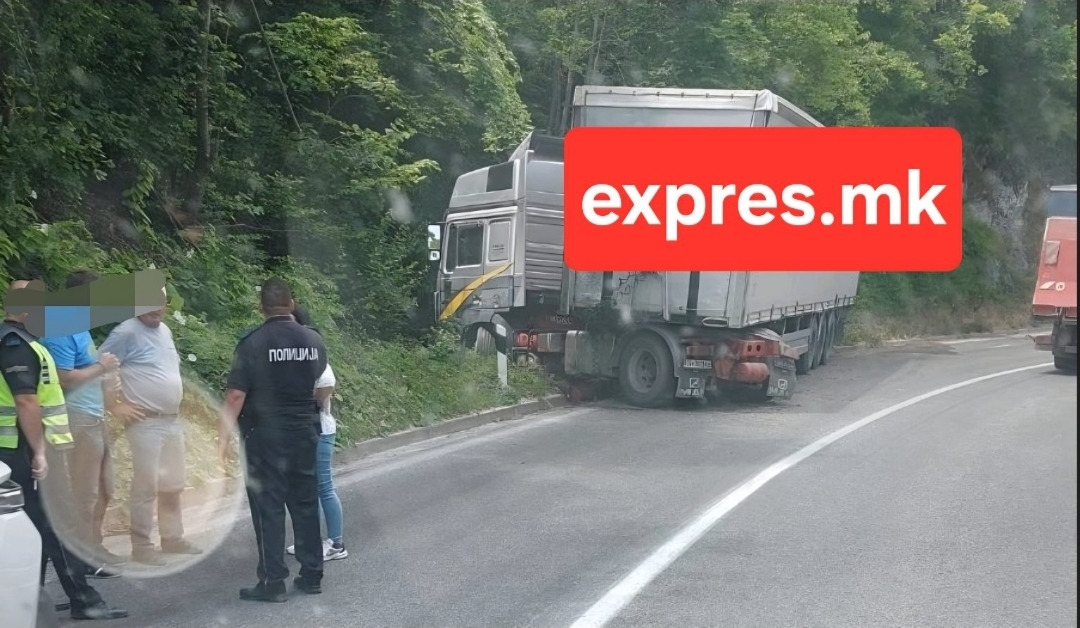 Излетан товарен камион предизвика отежнат сообраќај кај Стража