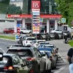 Недостатокот на гориво во Русија ги одложува испораките на храна, колоните за бензин се видливи од вселената
