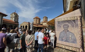 Фото: Празнична атмосфера во Св. Наум, илјадници верници се поклонија пред гробот на чудотворецот