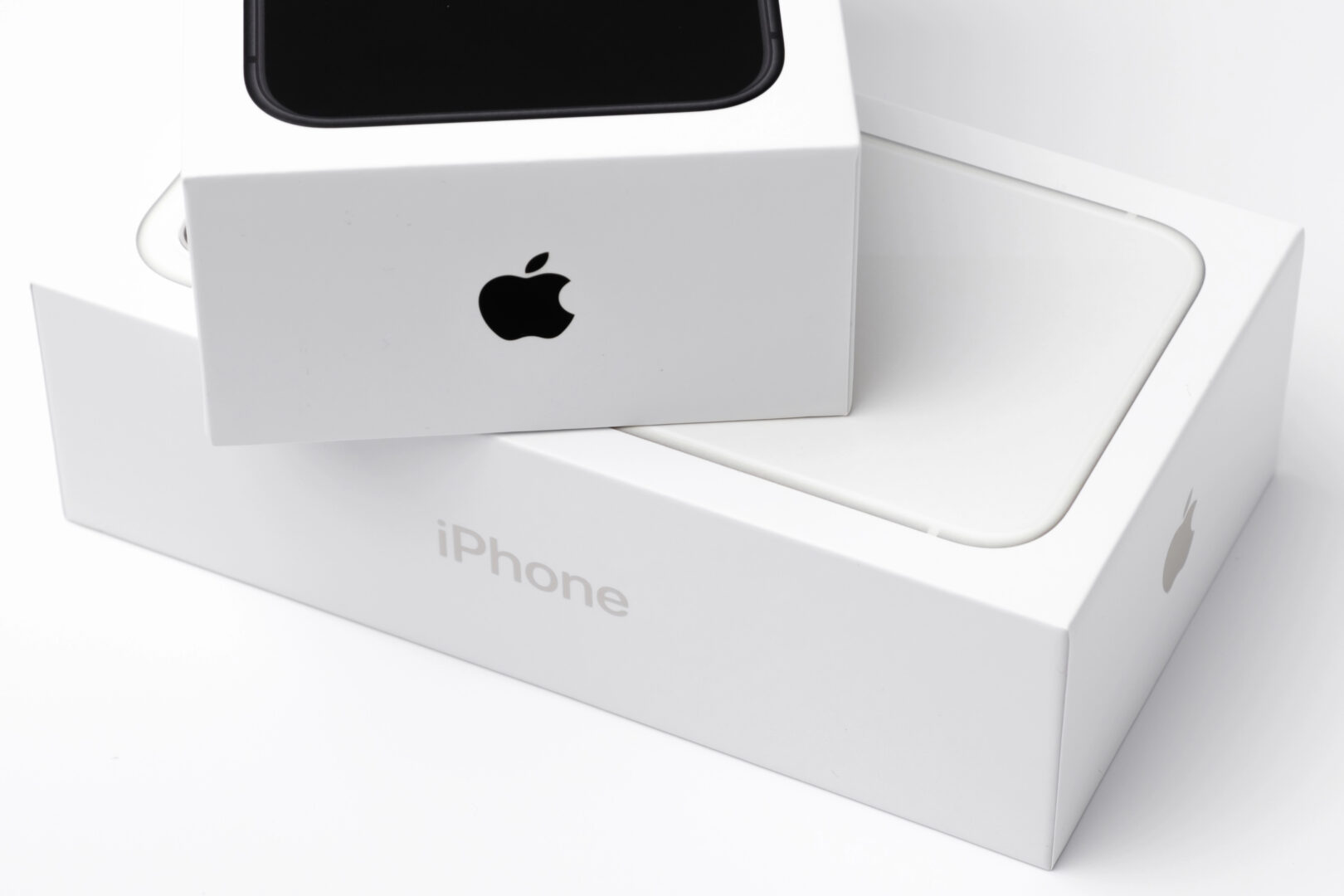 (ВИДЕО) Apple подготвува револуција: Сè што знаеме за моделот на преклоп iPhone Ultra