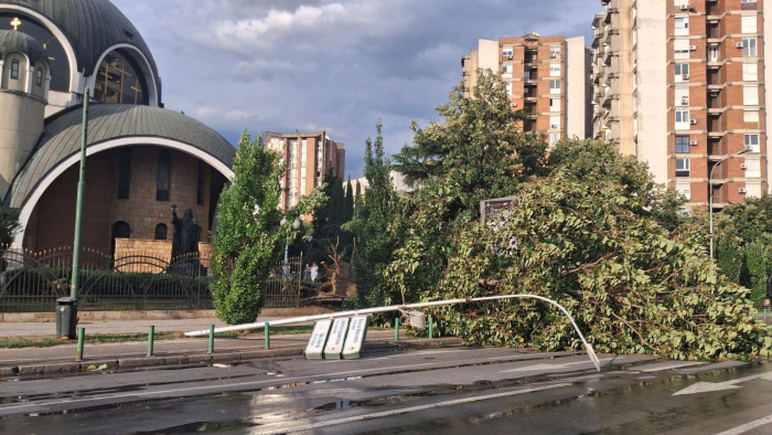 ЦУК: Силното невреме остави последици низ државата, примени над 9.000 повици на 112 во Скопје